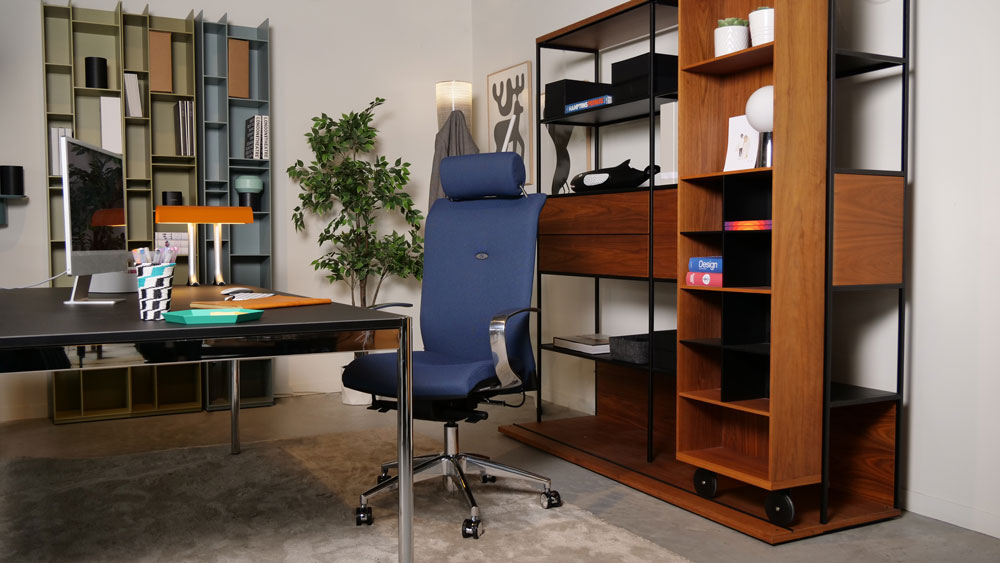 Photo d'un espace de bureau moderne où trône le fauteuil de direction strong auguste en cura bleu