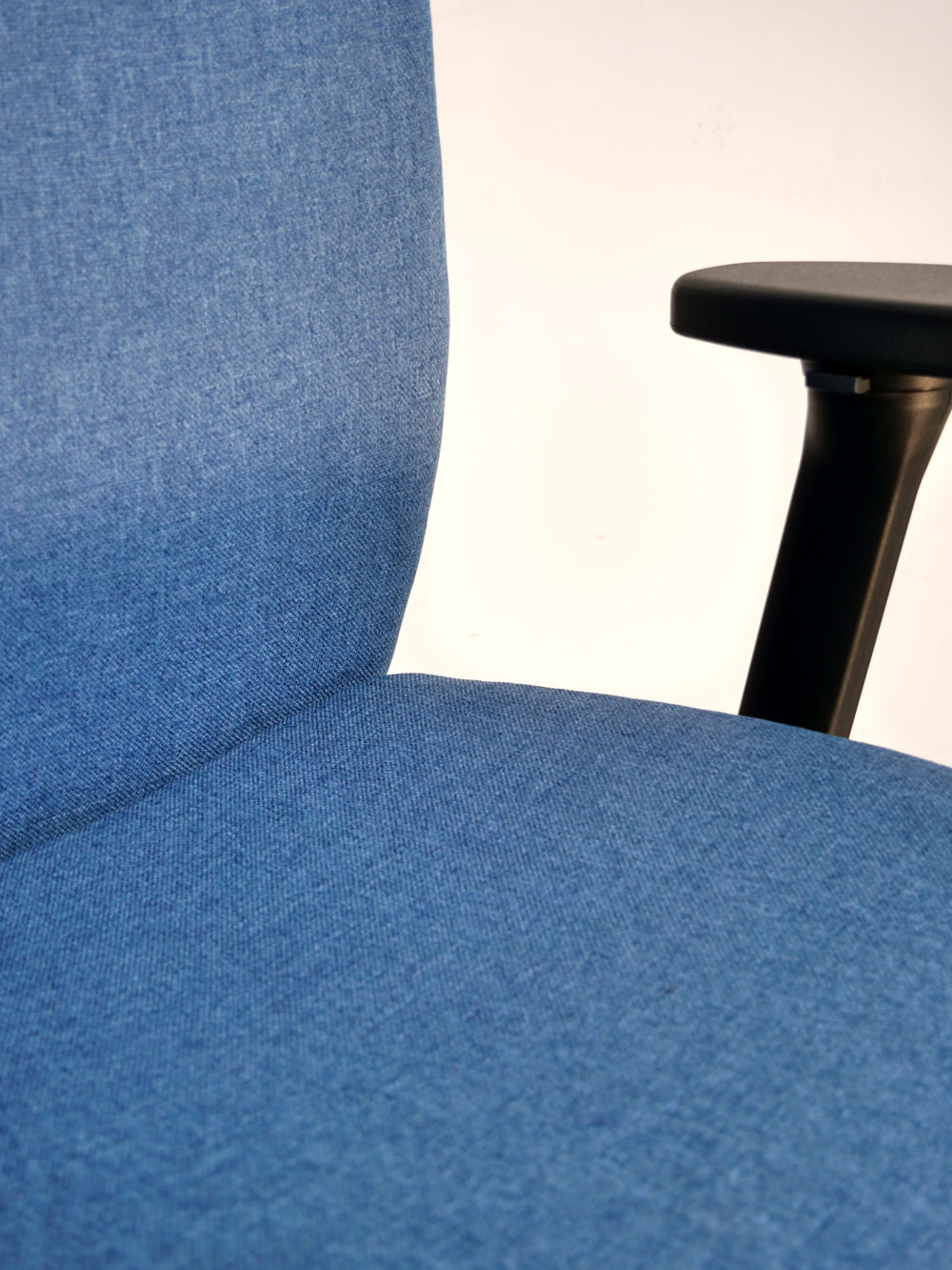 Vus de l'assise réglable et des accoudoirs du fauteuil de bureau ergonomique Strong Auguste made in France en tissu medley bleu Navailles