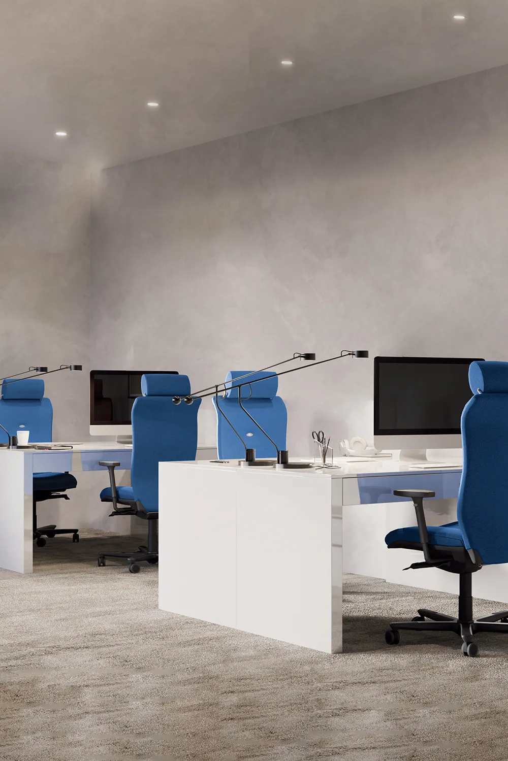 Fauteuil ergonomique de bureau en tissu bleu pr&eacute;sent&eacute; dans un espace de travail partag&eacute; moderne, Strong Auguste de chez Navailles.