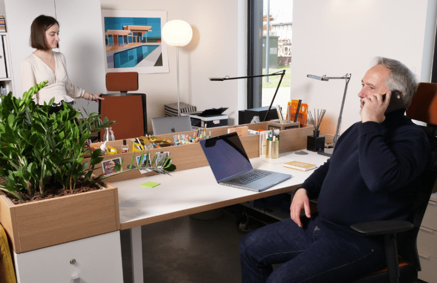 Espace de travail moderne avec fauteuil de bureau ergonomique Navailles