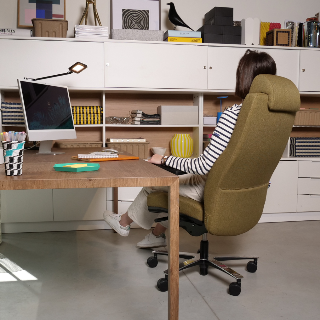 Confortablement installé sur une chaise de bureau ergonomique
