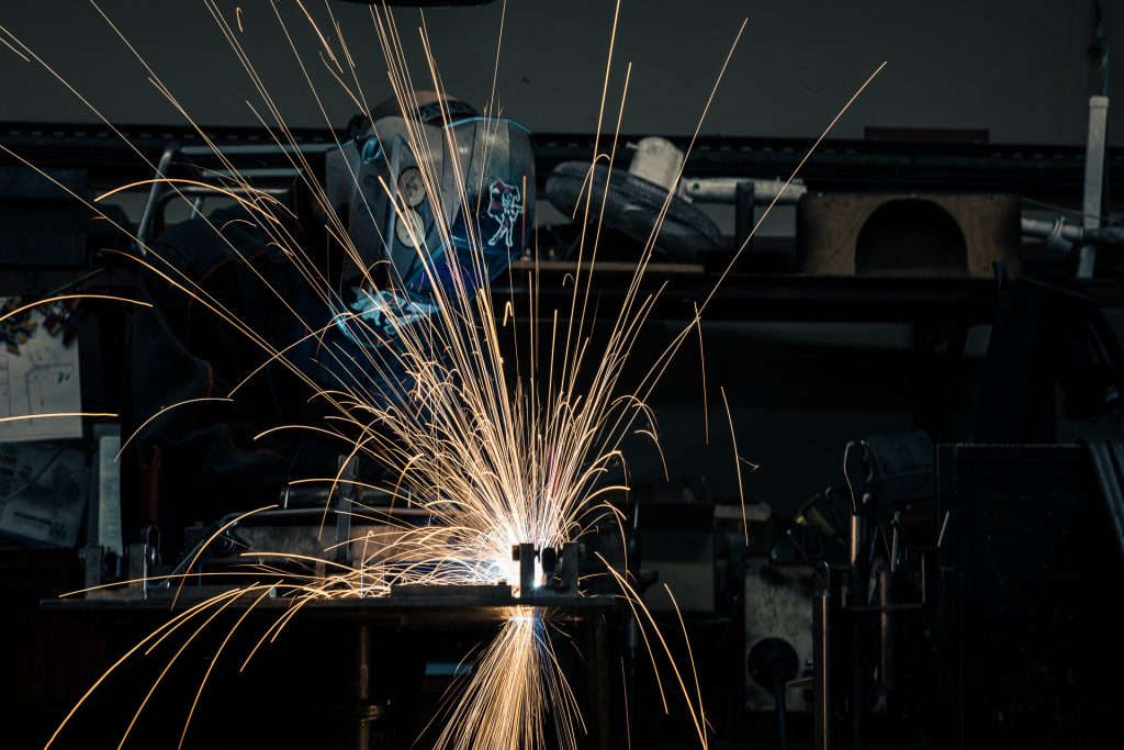 Ouvrier en action pour fabriquer un châssis durable pour nos sièges de bureau.