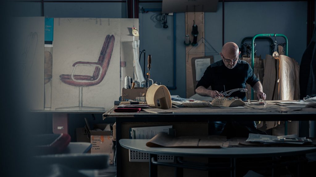 photo d'un artisan de la manufacture navailles qui fabrique de prototype pour la fabrication de chaise de bureau made In france