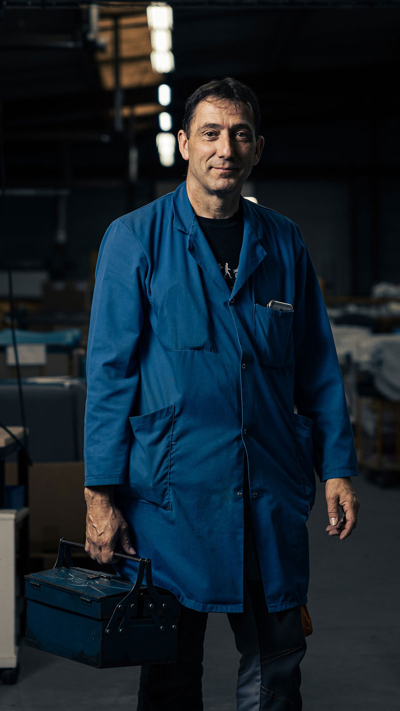 Photo portrait d'un artisan de la manufacture Navailles qui oeuvre pour la fabrication de chaise de bureau made in france
