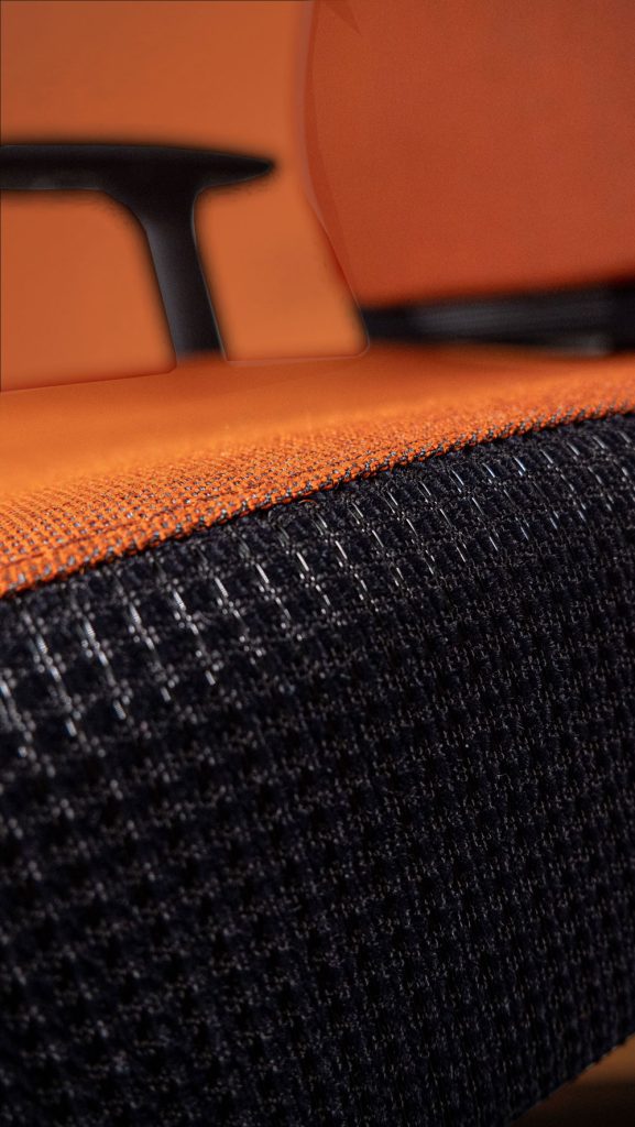 zoom sur l'assise moelleuse d'une chaise de bureau orange