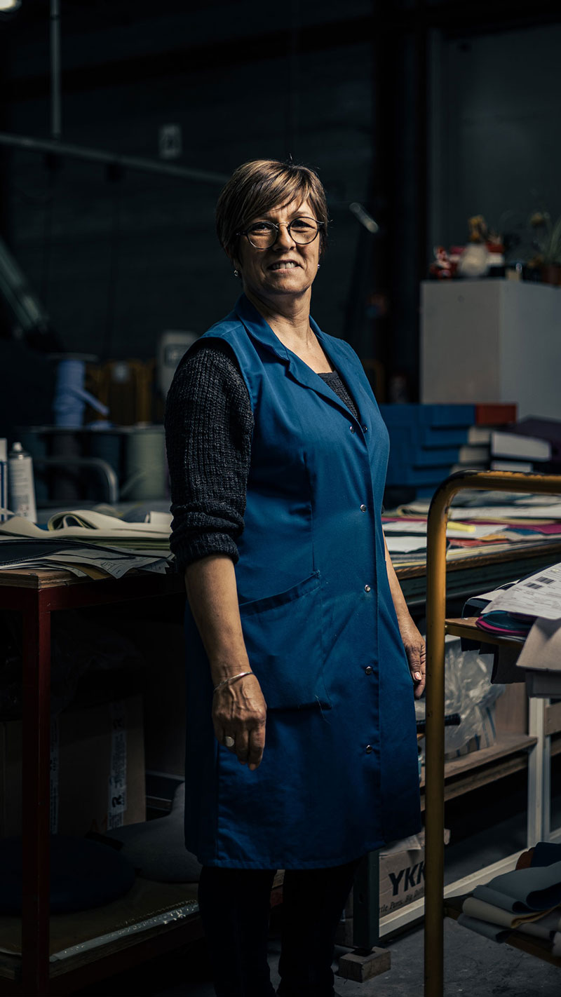 Photo portrait d'une piqueuse bureau de la manufacture Navailles qui oeuvre pour la fabrication de chaise de bureau made in france