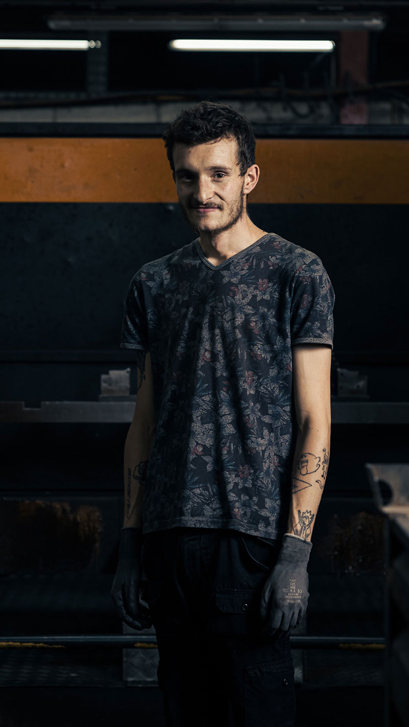 Photo portrait artisan tôlier de la manufacture Navailles qui oeuvre pour la fabrication de chaise de bureau made in france