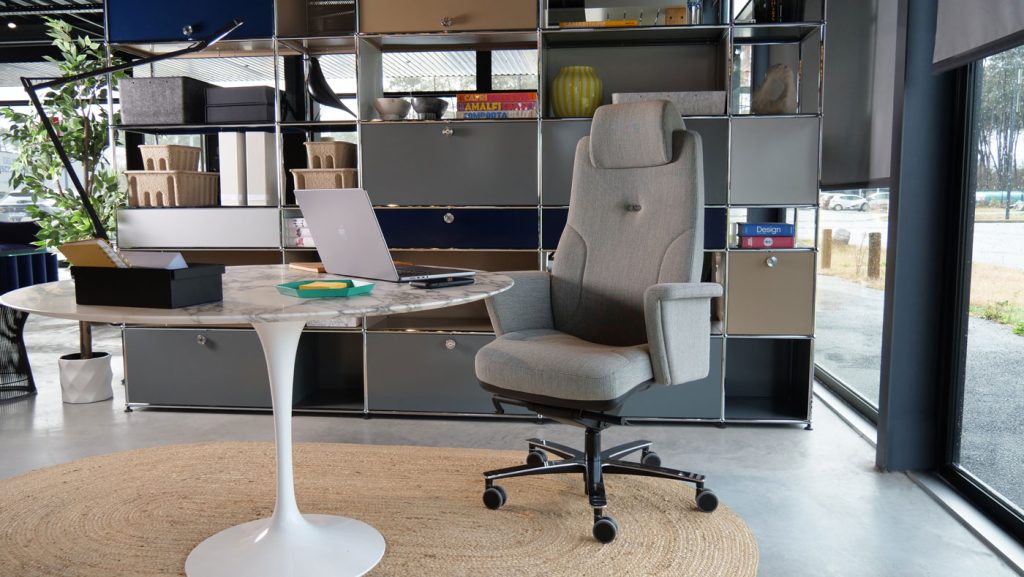 Bureau de direction au style intemporel accompagné du fauteuil de direction en tissu Lead Ernest plus 