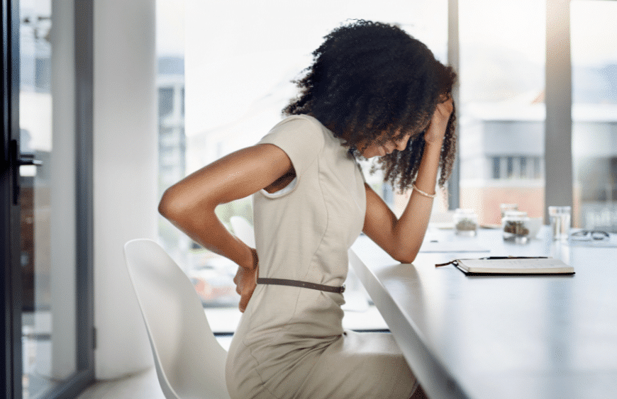 Douleur dorsale au bureau sur un fauteuil de bureau